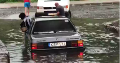Підбірка відео з десятком утоплених автівок на ужгородському переїзді (відео) Підбірка відео з десятком утоплених автівок на ужгородському переїзді (відео)