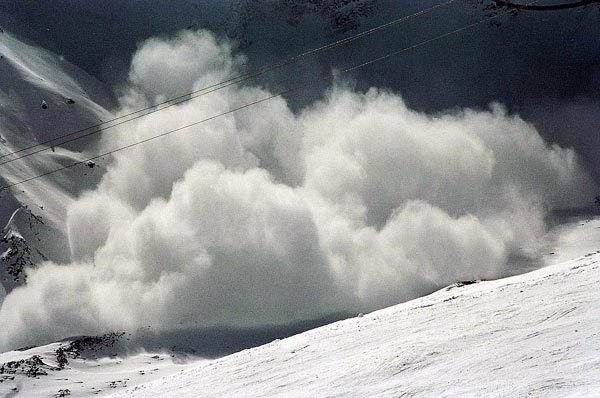 Закарпатські рятувальники попереджають про значну лавинну небезпеку у горах