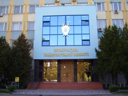 Закарпатський прокурор тричі зірвав засідання суду у справі про корупційні діяння голови райради