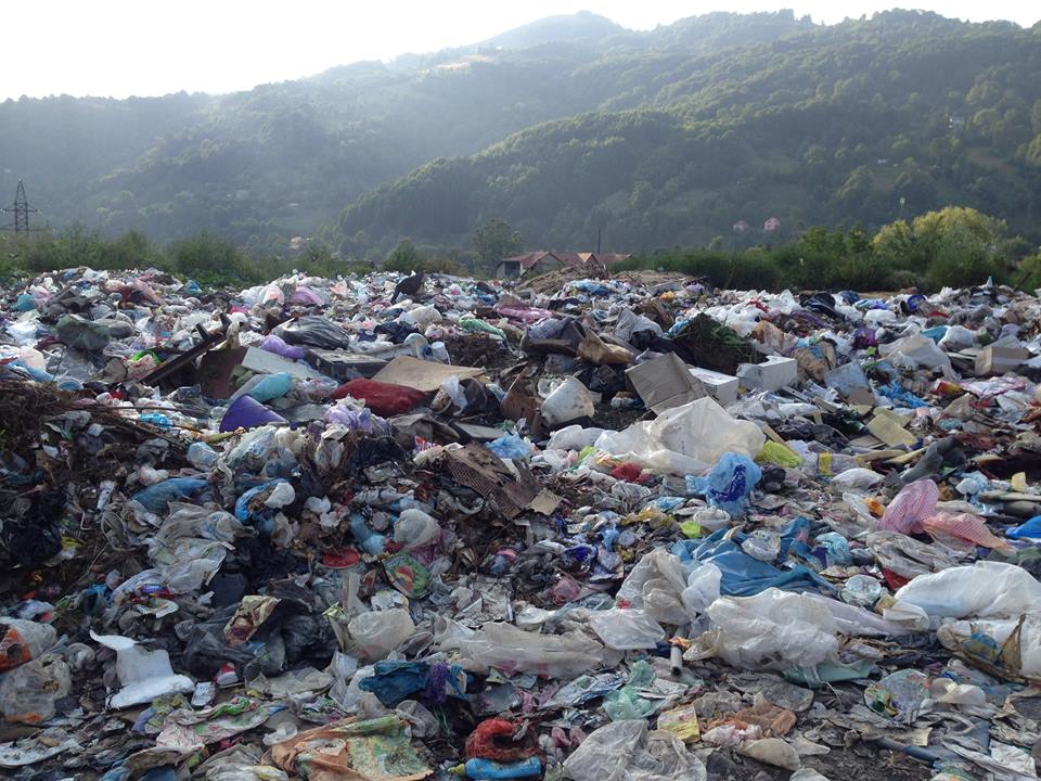 Угорщина знову поскаржилася на тонни сміття, яке припливає з Закарпаття (відео)