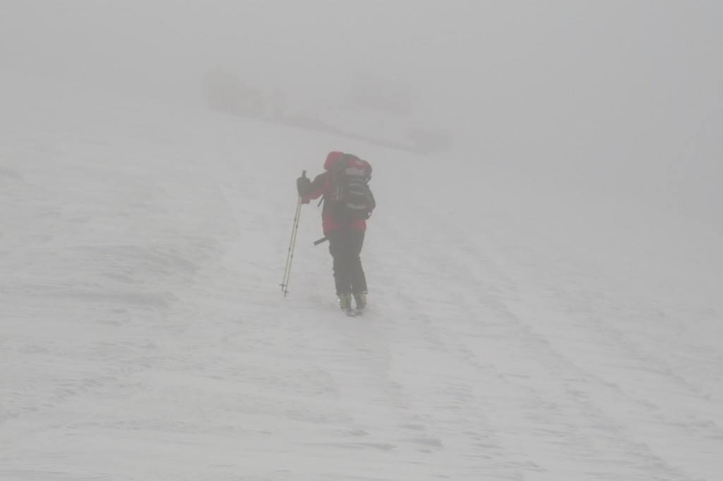 На Рахівщині рятувальники відшукали лижника, що заблукав у горах
