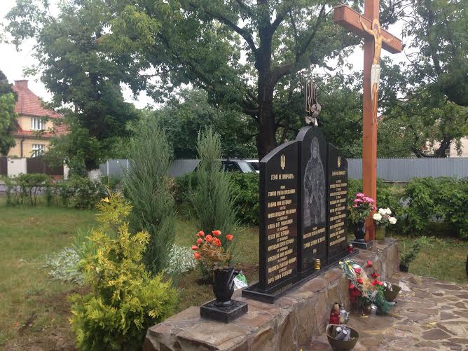 В Ужгороді провели озеленення меморіалу загиблим на Сході воїнам (ФОТО)