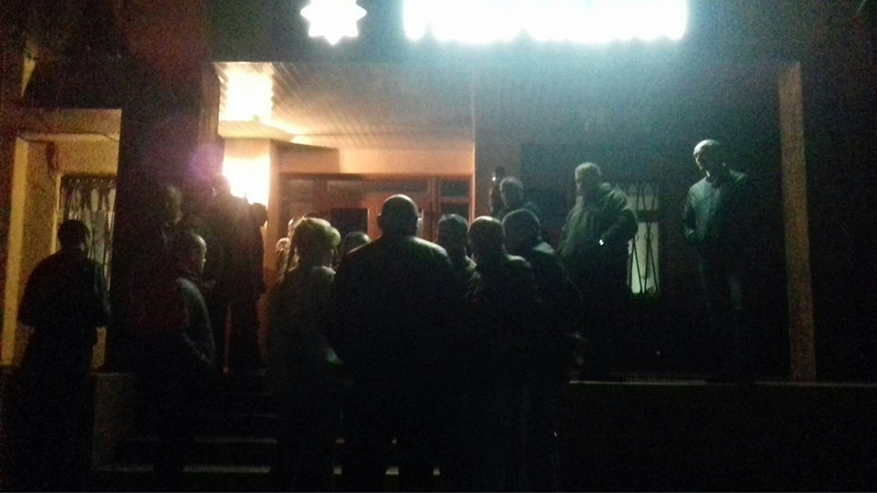 Через напад “гастролерів” на журналістів десятки ужгородців заблокували міськвідділ поліції (ВІДЕО)