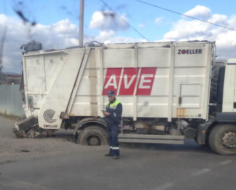 Кратер на ужгородській дорозі поглинув колесо сміттєвоза “АВЕ” (ФОТО)