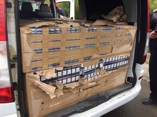 На Закарпатті правоохоронці затримали іноземного дипломата, який напакував мікроавтобус контрабандними цигарками (ФОТО)