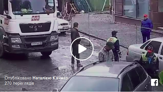В Ужгороді прохожі рятували сміттєвоза від знахабнілого “оленя” (відео)
