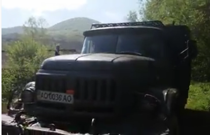 На Перечинщині водій вантажівки з сумнівним лісом намагався наїхати на активіста (відео)