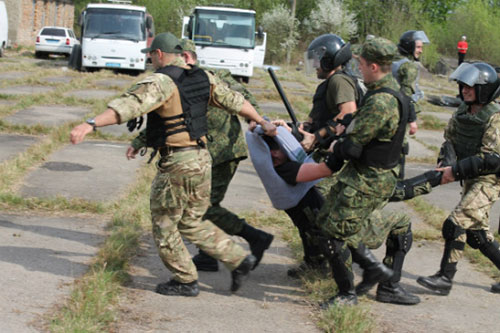 Закарпатських поліцейських навчали протистояти масовим заворушенням (ФОТО)