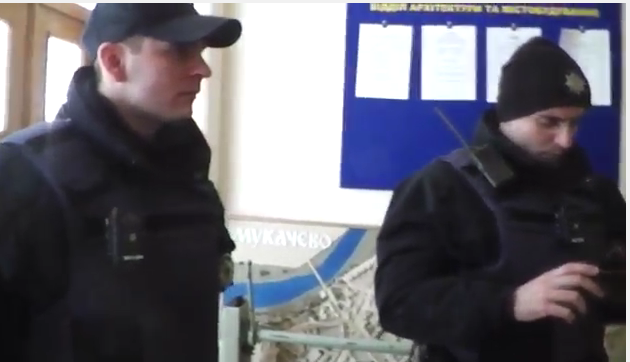 Мукачівські патрульні спасували перед кодовими замками міськради (відео)