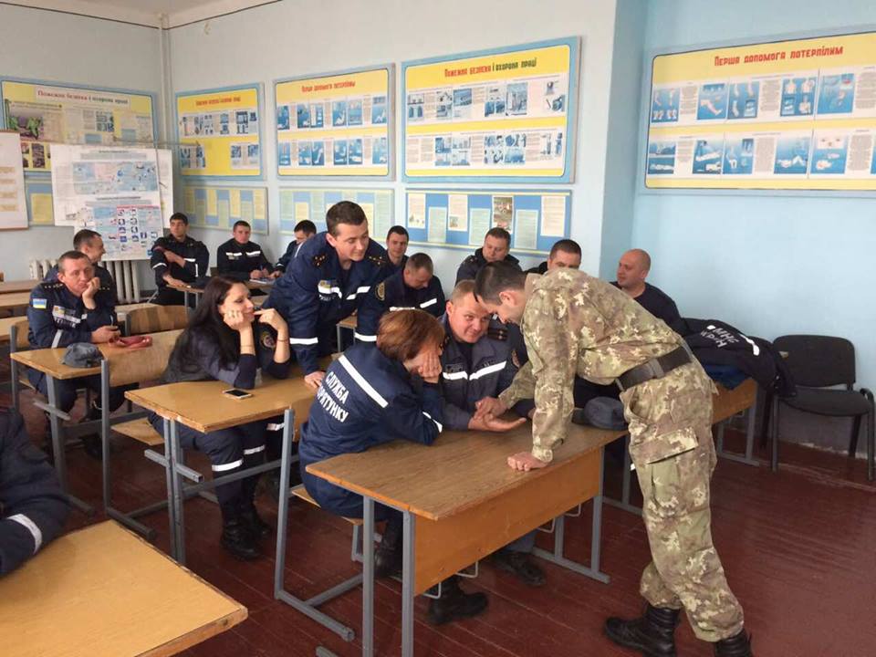 Закарпатських рятувальників навчали тактичній медицині (ФОТО)