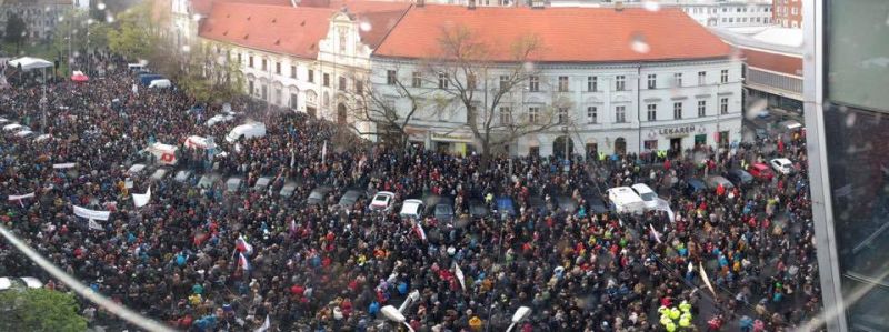 У сусідній із Закарпаттям Словаччині 10 тисяч студентів виступили проти корупції (відео)