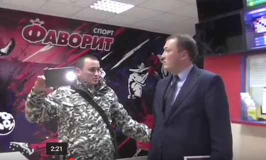 Активісти змусили начальника УЗЕ Закарпатської області провести спільний рейд по “апараткам” Ужгорода (відео)