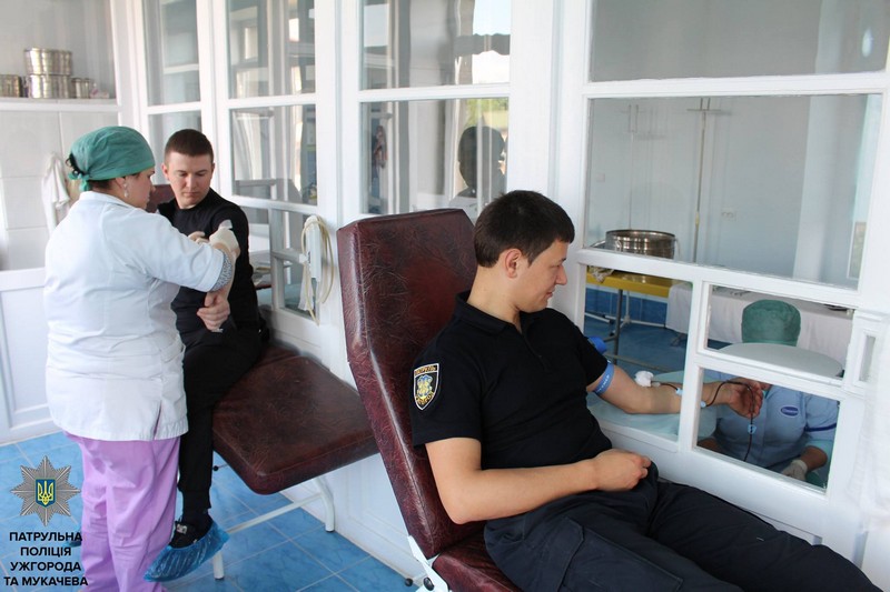 В Ужгороді патрульні здали майже 6 літрів крові