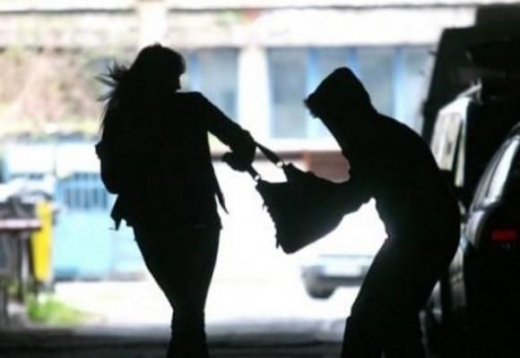 У Берегові на жінку напав вуличний грабіжник і відібрав сумку з грошима