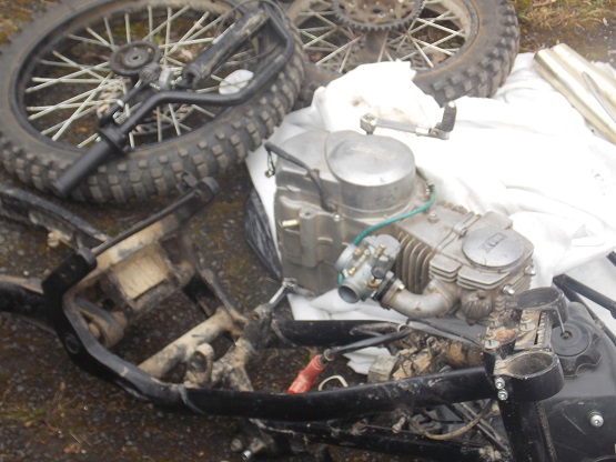 Контрабандний мотоцикл виявили закарпатські прикордонники у легковику