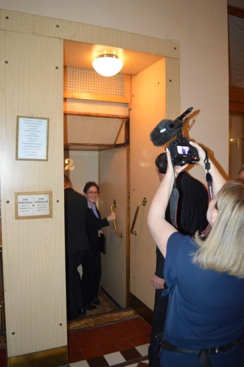 Американський Посол Марі Йованович скористалая раритетним ліфтом Закарпатської ОДА (відео)