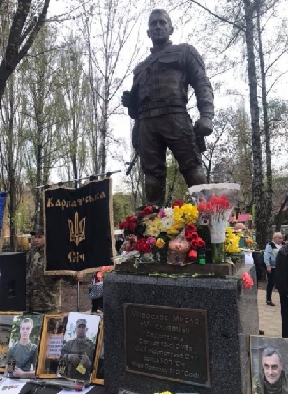 У Києві встановили пам’ятник добровольцю ОДЧ «Карпатська Січ» Мирославу Мислі