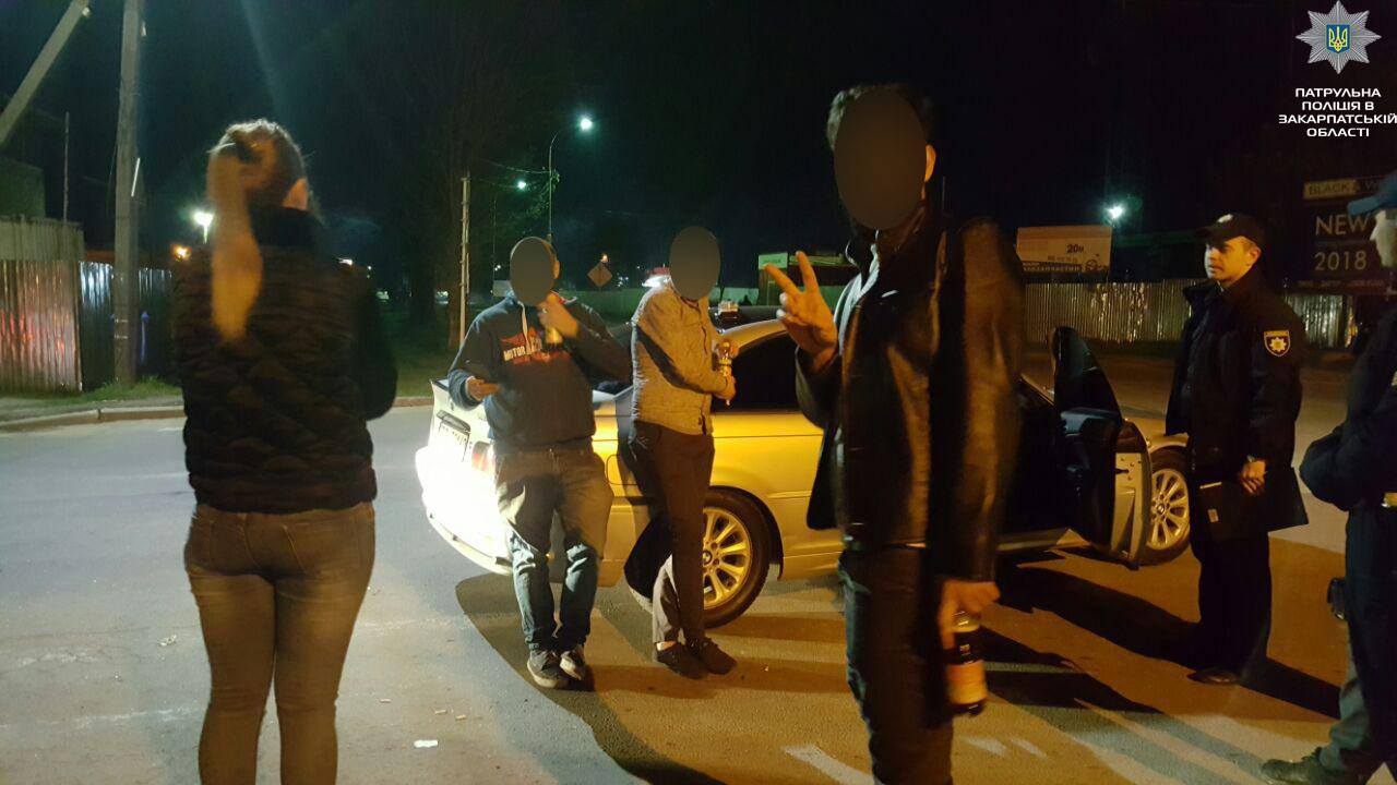 Арабів з наркотою та холодною зброєю зупинили ужгородські патрульні (ФОТО)