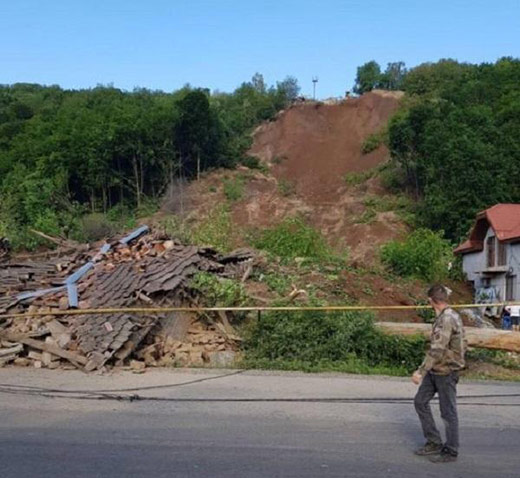 В Мукачівському районі зсув ґрунту знищив два будинки