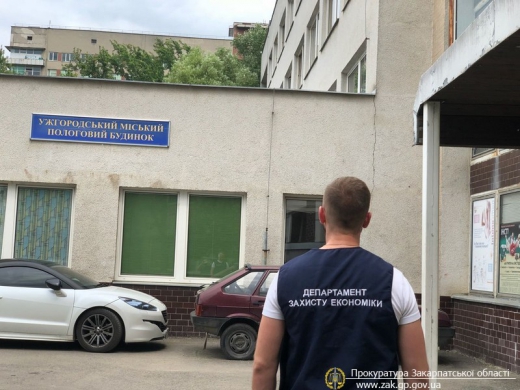 Правоохоронці затримали акушер-гінеколога Ужгородського міського пологового будинку, який вимагав гроші від пацієнтки
