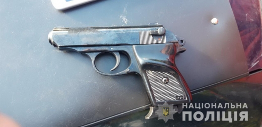 Закарпатські патрульні виявили у автівці водія-порушника два пістолета