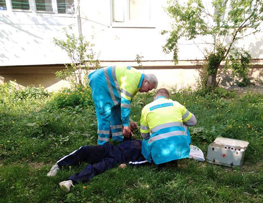 В Мукачеві патрульні знайшли на вулиці непритомного чоловіка