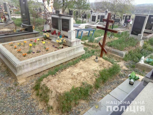 В Мукачеві затримали жінку, яка вже вдруге пошкодила могилу на кладовищі