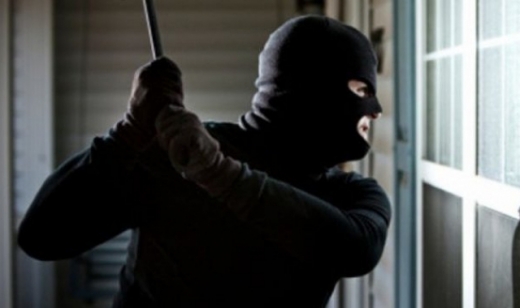 Розбійний напад на Тячівщині: четверо грабіжників у масках увірвалися в будинок та погрожували зброєю дитині і господарям