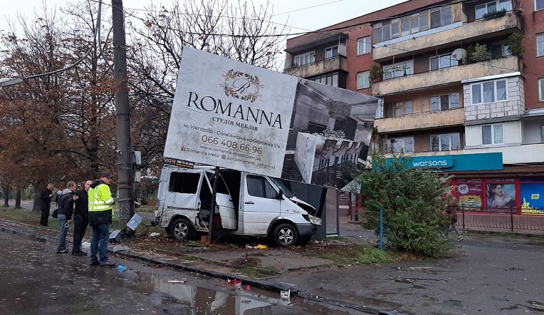 Влетів у білборд і втік