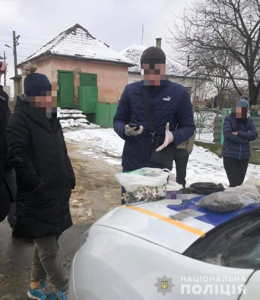 Поліція вилучила у мешканки Ужгородщини майже півкіло марихуани (ФОТО)