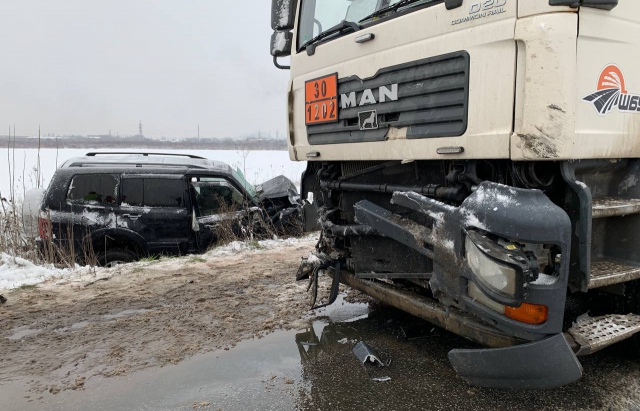 На об’їзній дорозі в Мукачеві зіткнулися позашляховик та вантажівка – двох людей госпіталізовано