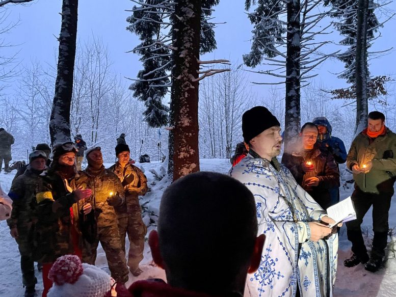 На вершині Говерли капелан Дмитро Каран провів молебень за українськими воїнами