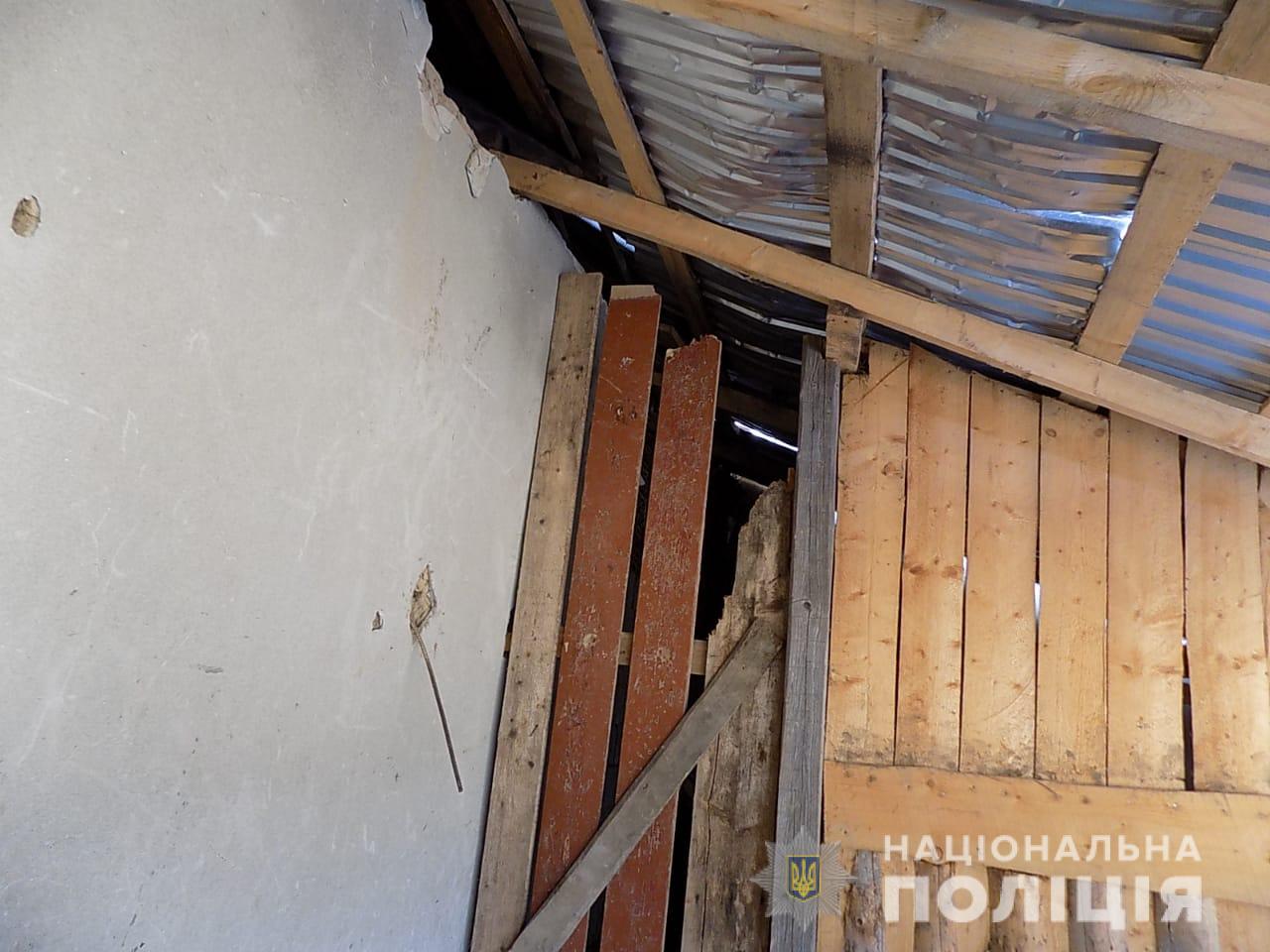 На Іршавщині троє чоловіків залізли через дах у крамницю і вкрали алкогольні напої та сигарети