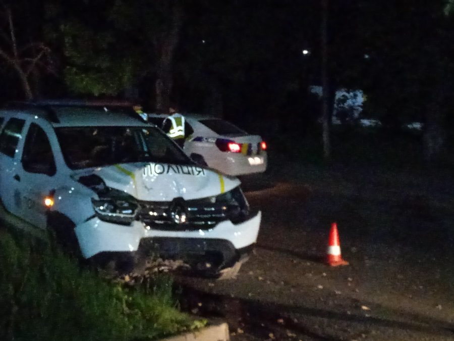 В Ужгороді поліцейське авто врізалося в дерево (фото)