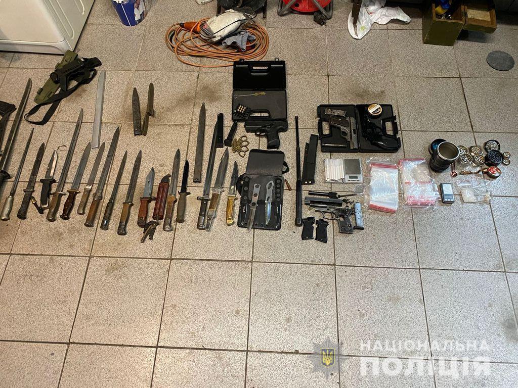 У двох затриманих в Ужгороді наркоторговців поліція вилучила понад 20 одиниць зброї