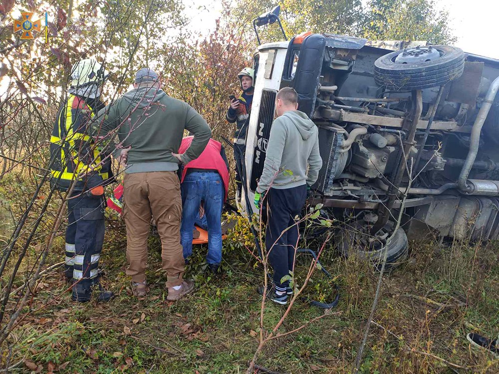 Неподалік Хуста перекинувся вантажний автомобіль – водій загинув
