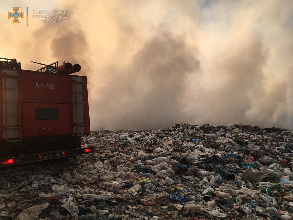 На Хустщині майже добу гасили пожежу на сміттєзвалищі (ФОТО)
