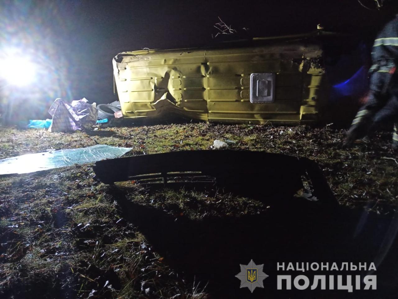 На Берегівщині мікроавтобус зіткнувся з підводою – 2 загиблих, 4 травмованих. Водія розшукує поліція