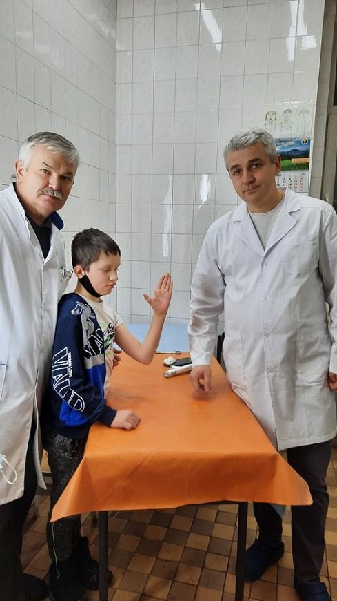 Лікарі Закарпатської обласної лікарні виконали рідкісну операцію: реплантували палець дитині