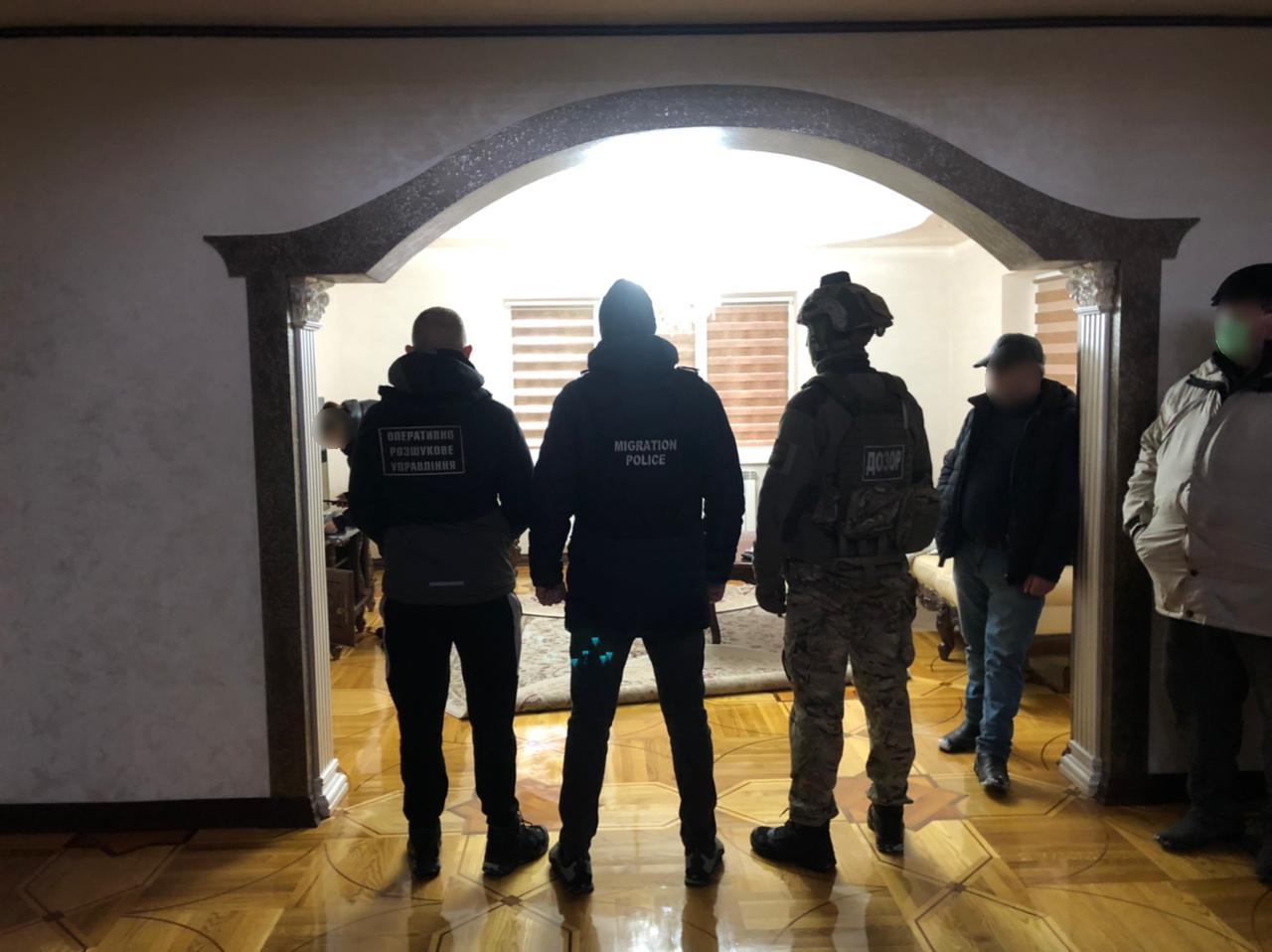 У організаторів нелегального переправлення нелегалів через кордон на Закарпатті провели обшуки