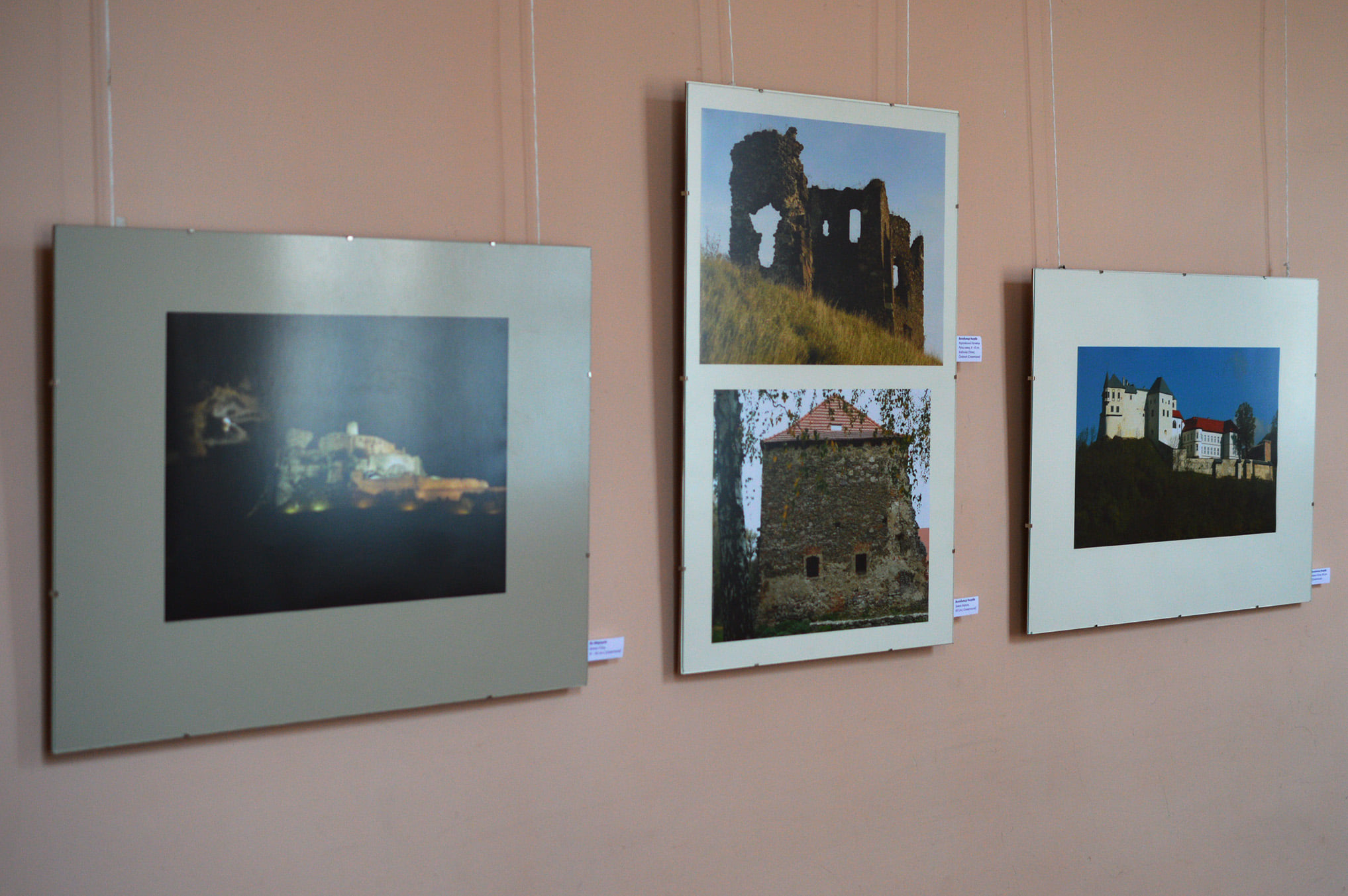В Ужгороді відкрили міжнародну фотовиставку “Замки Карпатського регіону. 37 історій”