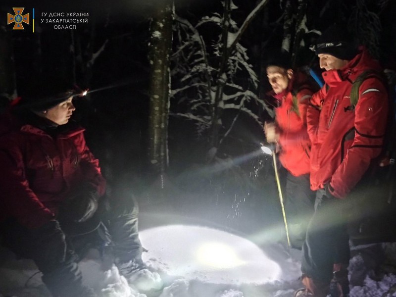 Закарпатські рятувальники та волонтери шукають чоловіка, що загубився, катаючись на снігоході