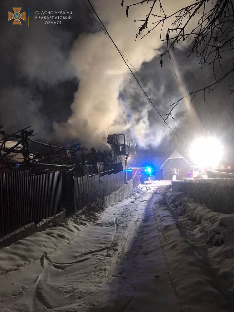 На Тячівщині рятувальники майже 4 години боролися з вогнем на приватному обійсті