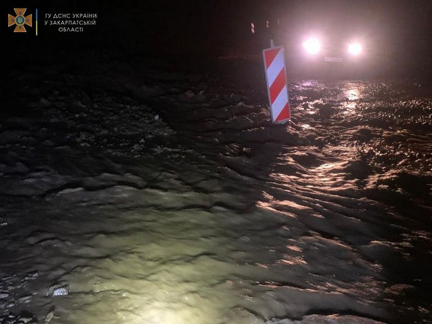 Через сильні дощі на Закарпатті зійшло два селевих потоки, підтоплено підвали і будинки (ФОТО)