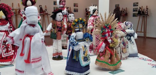 В Ужгороді відкрилася виставка “Українські ляльки мандрують світом” (ВІДЕО)