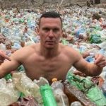 Закарпатський волонтер пірнув у річку зі сміттєвим затором