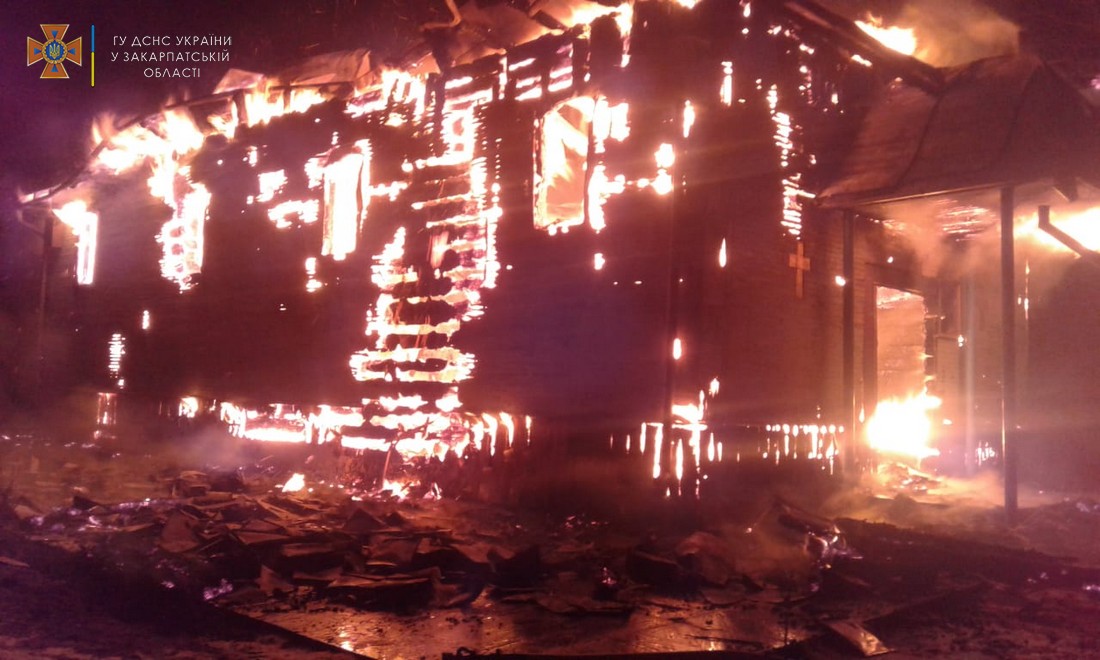 На Закарпатті дощенту згоріла дерев’яна церква