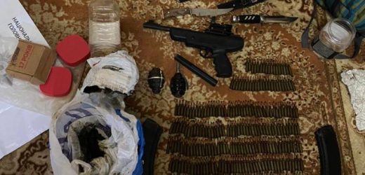 Під час обшуків у двох мешканців Мукачева поліція вилучила зброю, боєприпаси, гранати та понад півкіло наркотиків