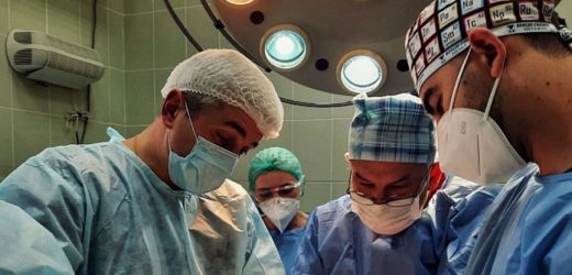 В Закарпатській обласній лікарні хлопцю провели пересадку пальців руки