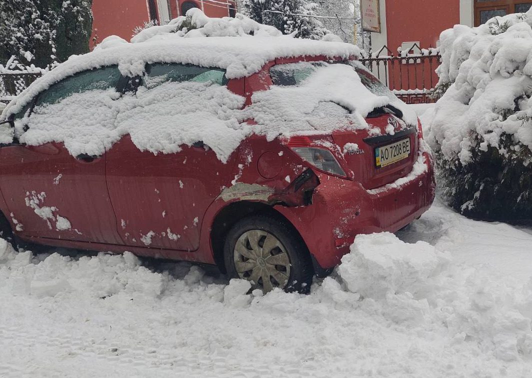 В Ужгороді снігоприбиральна техніка нищить припарковані автівки (фото)